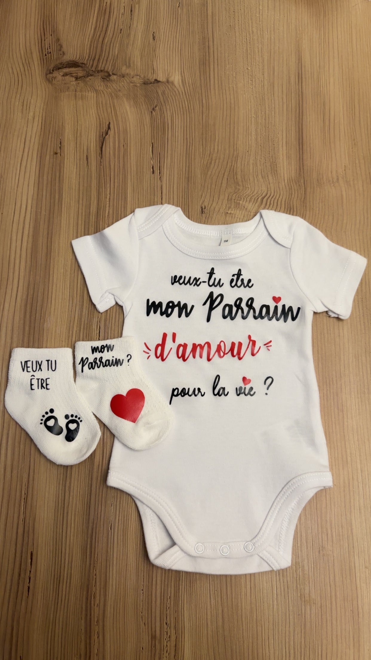 Ensemble bébé “Veux-tu être mon parrain d’amour pour la vie ?” – Body à message et chaussettes assorties | Cadeau annonce grossesse demande parrain original