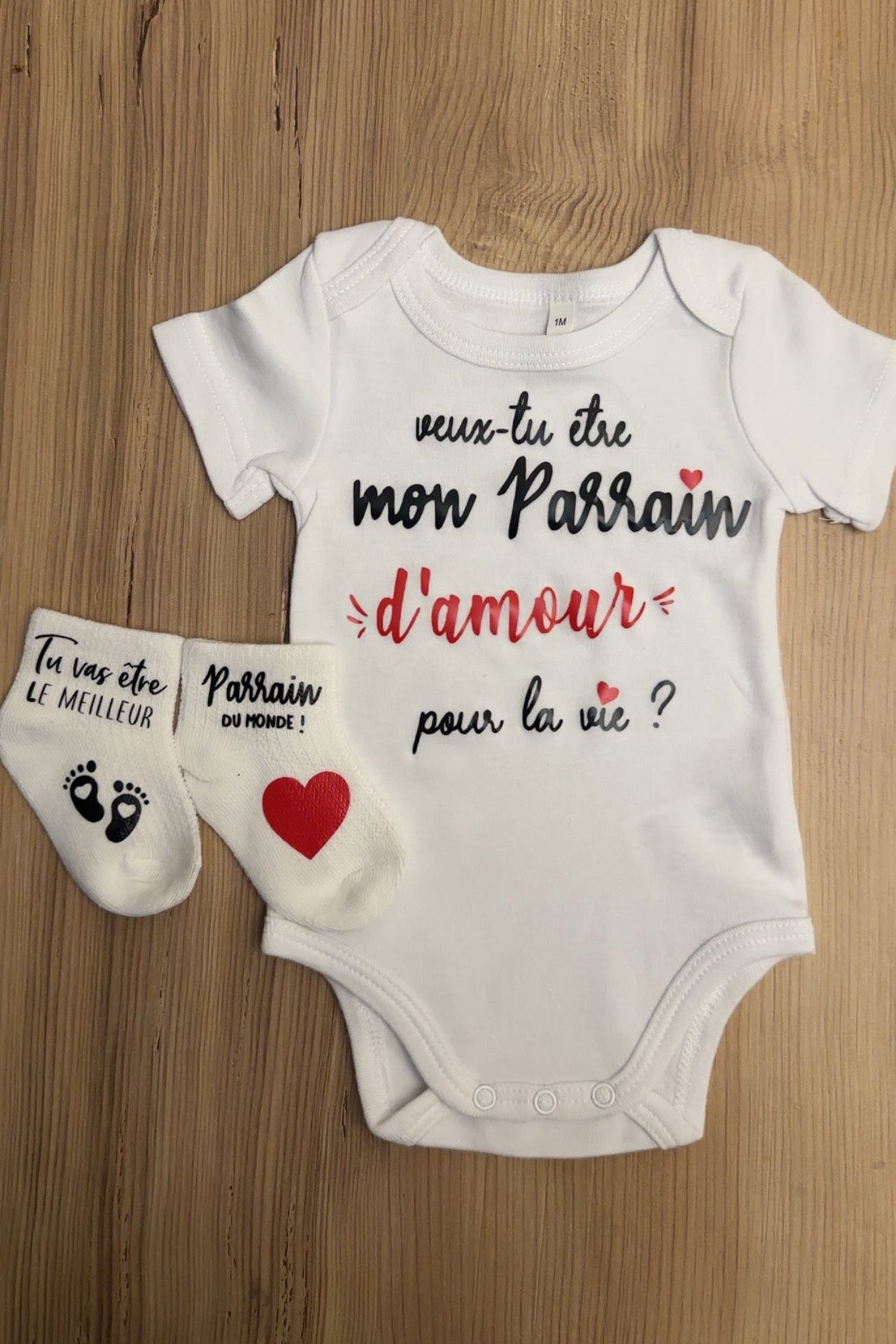 Ensemble bébé “Veux-tu être mon parrain d’amour pour la vie ?” – Body à message et chaussettes assorties | Cadeau annonce grossesse demande parrain original