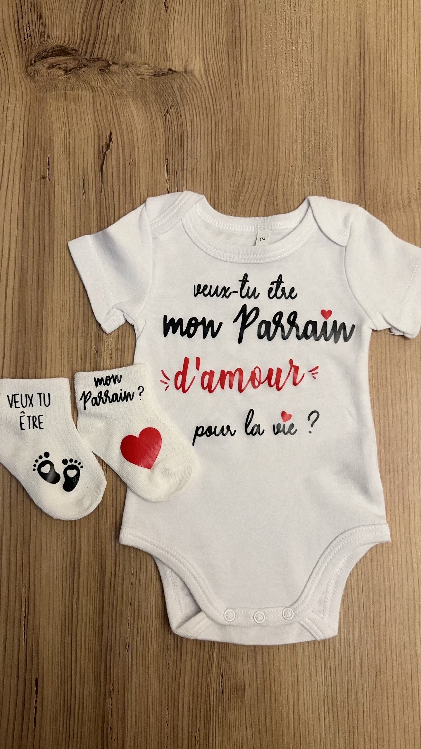 Ensemble bébé “Veux-tu être mon parrain d’amour pour la vie ?” – Body à message et chaussettes assorties | Cadeau annonce grossesse demande parrain original