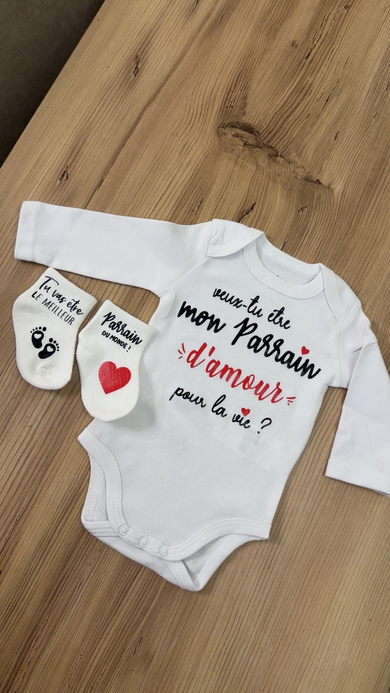 Ensemble bébé “Veux-tu être mon parrain d’amour pour la vie ?” – Body à message et chaussettes assorties | Cadeau annonce grossesse demande parrain original
