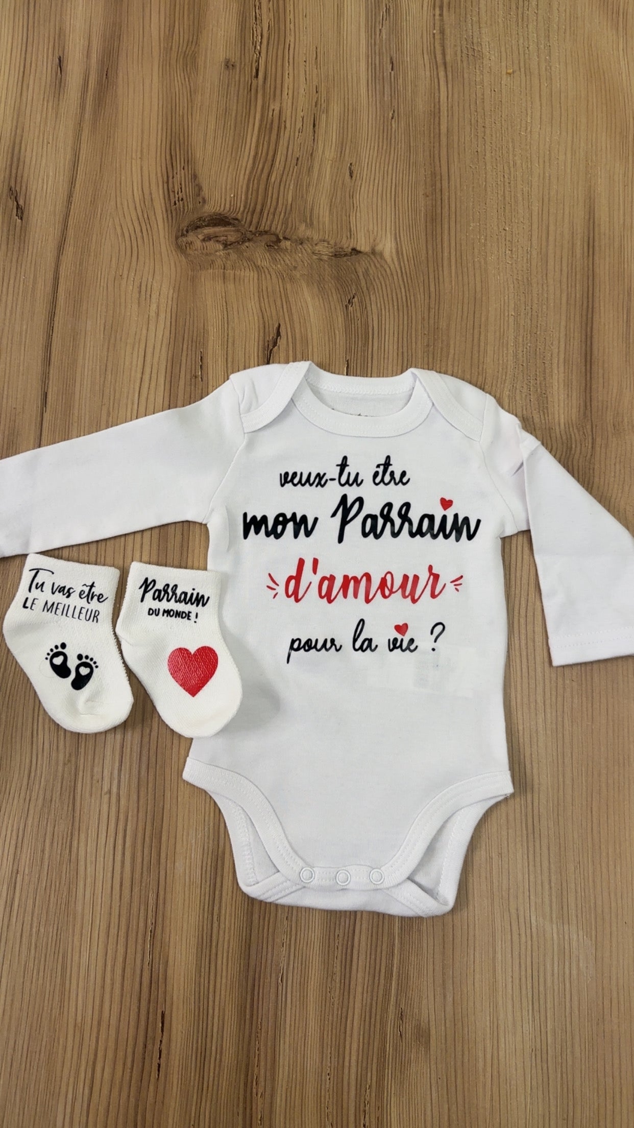 Ensemble bébé “Veux-tu être mon parrain d’amour pour la vie ?” – Body à message et chaussettes assorties | Cadeau annonce grossesse demande parrain original