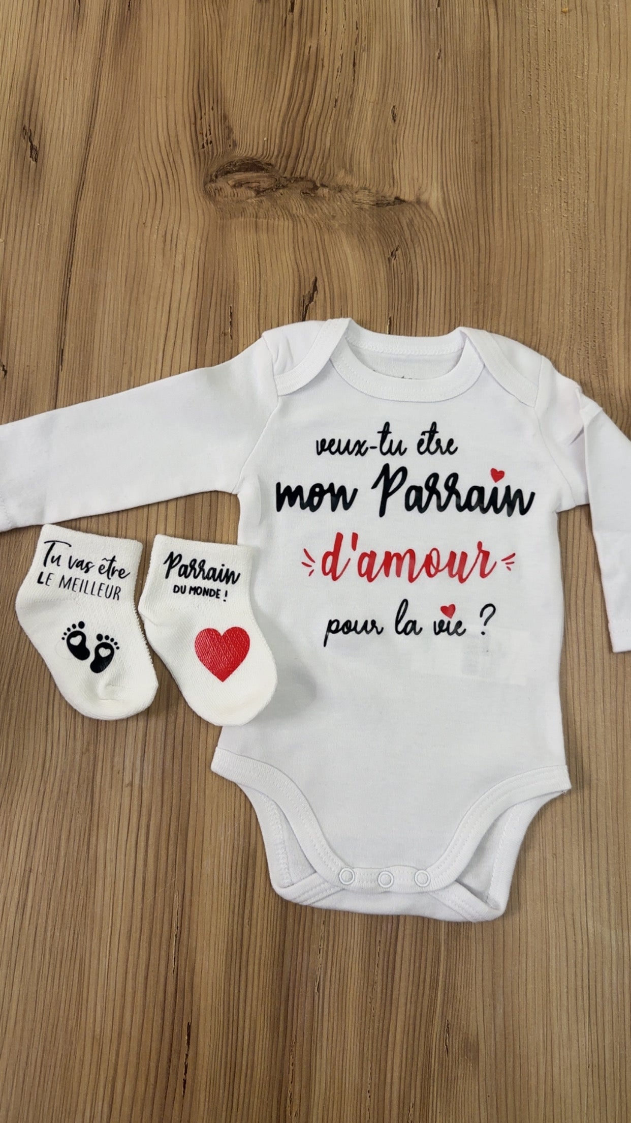 Ensemble bébé “Veux-tu être mon parrain d’amour pour la vie ?” – Body à message et chaussettes assorties | Cadeau annonce grossesse demande parrain original