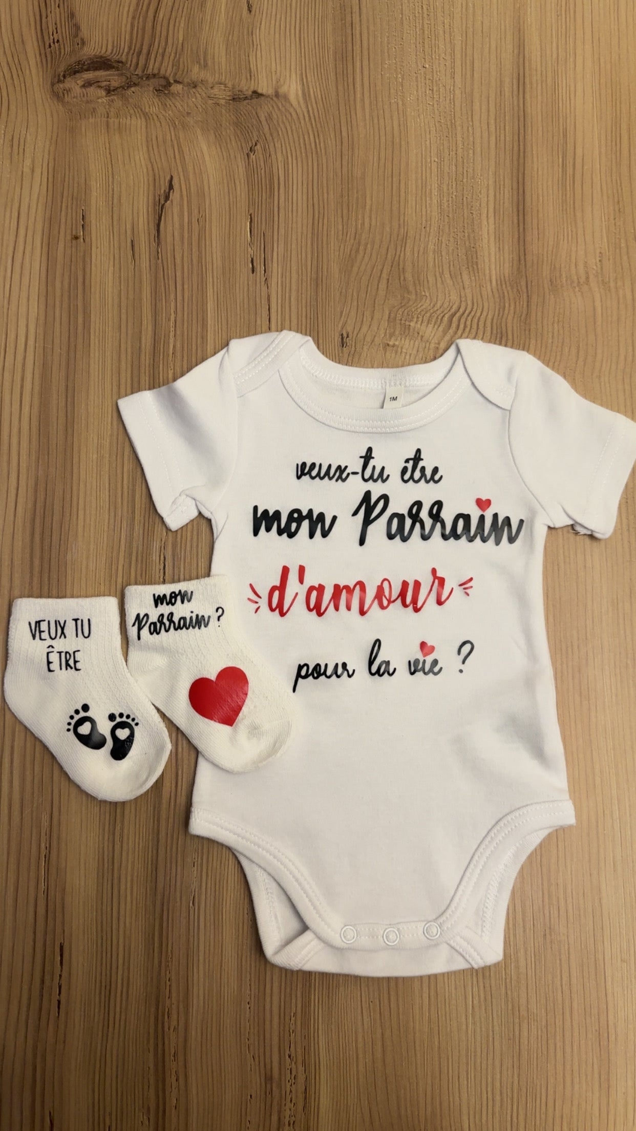 Ensemble bébé “Veux-tu être mon parrain d’amour pour la vie ?” – Body à message et chaussettes assorties | Cadeau annonce grossesse demande parrain original