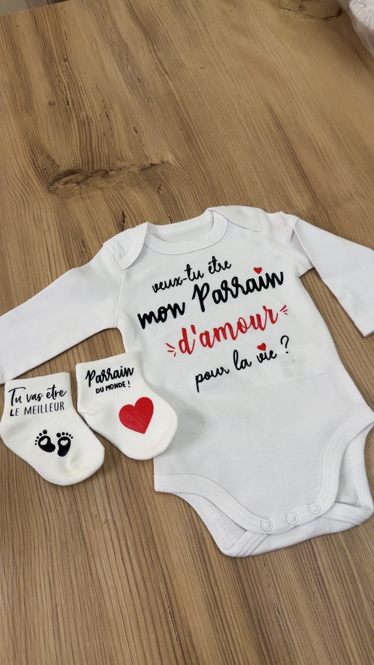 Ensemble bébé “Veux-tu être mon parrain d’amour pour la vie ?” – Body à message et chaussettes assorties | Cadeau annonce grossesse demande parrain original