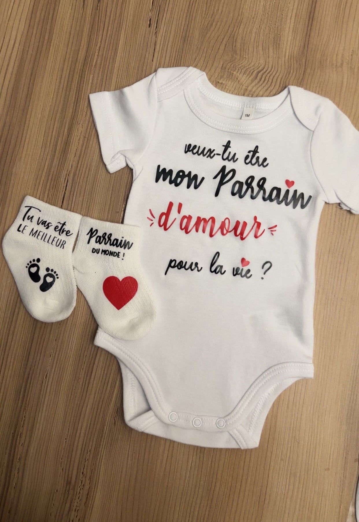 Ensemble bébé “Veux-tu être mon parrain d’amour pour la vie ?” – Body à message et chaussettes assorties | Cadeau annonce grossesse demande parrain original