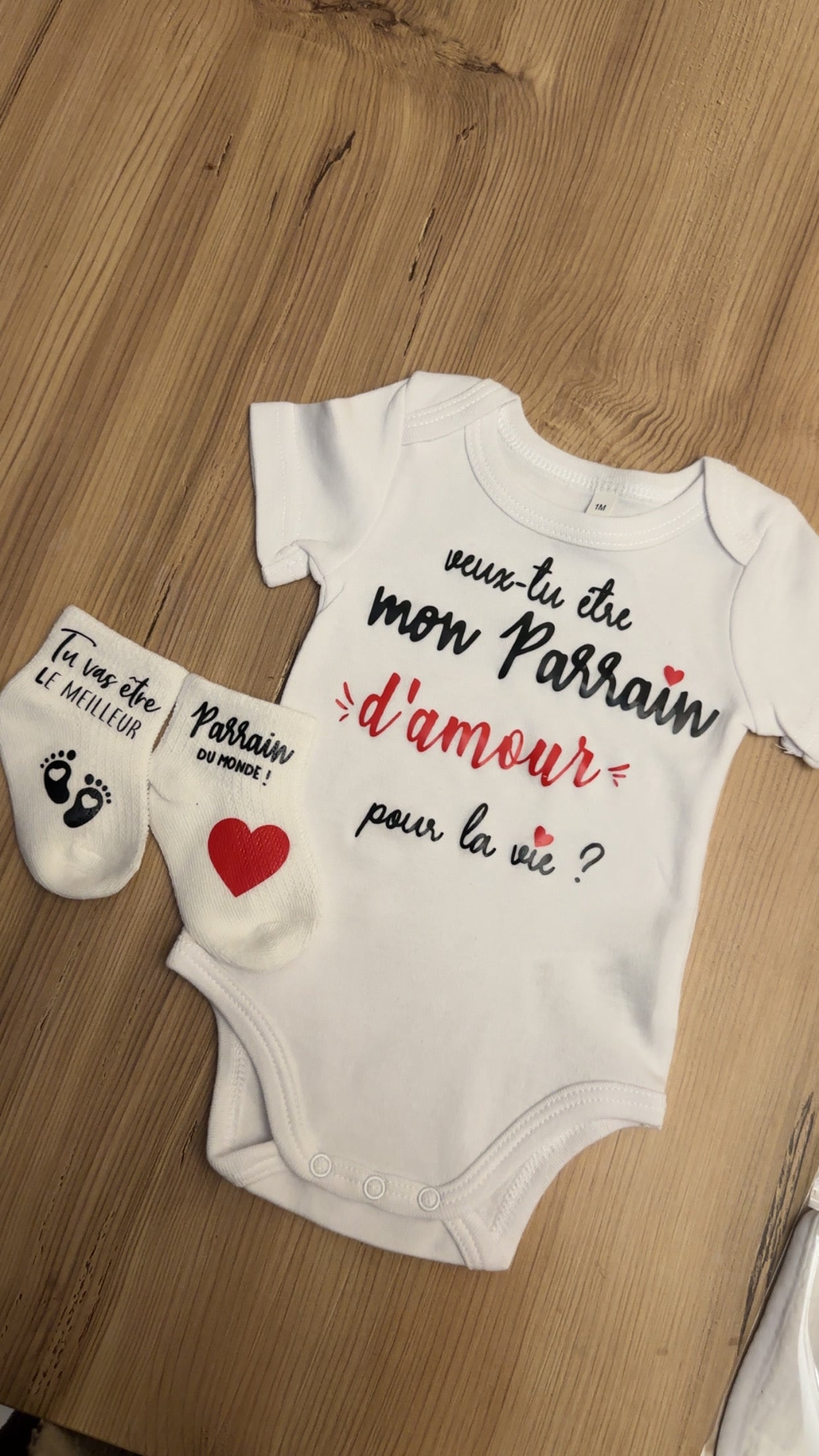 Ensemble bébé “Veux-tu être mon parrain d’amour pour la vie ?” – Body à message et chaussettes assorties | Cadeau annonce grossesse demande parrain original