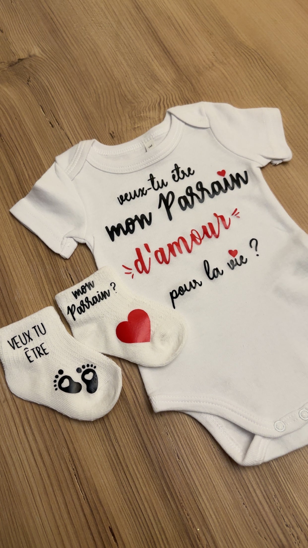 Ensemble bébé “Veux-tu être mon parrain d’amour pour la vie ?” – Body à message et chaussettes assorties | Cadeau annonce grossesse demande parrain original