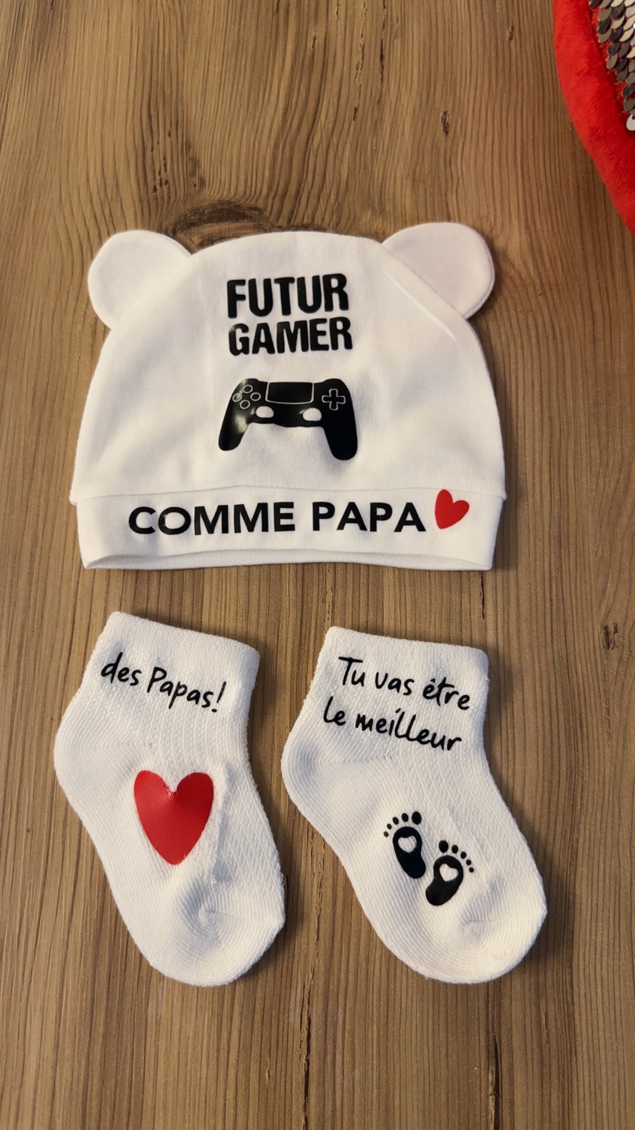 Ensemble Bébé “Futur Gamer comme Papa” 👶🎮 – Bonnet + Chaussettes Annonce de Grossesse Originales