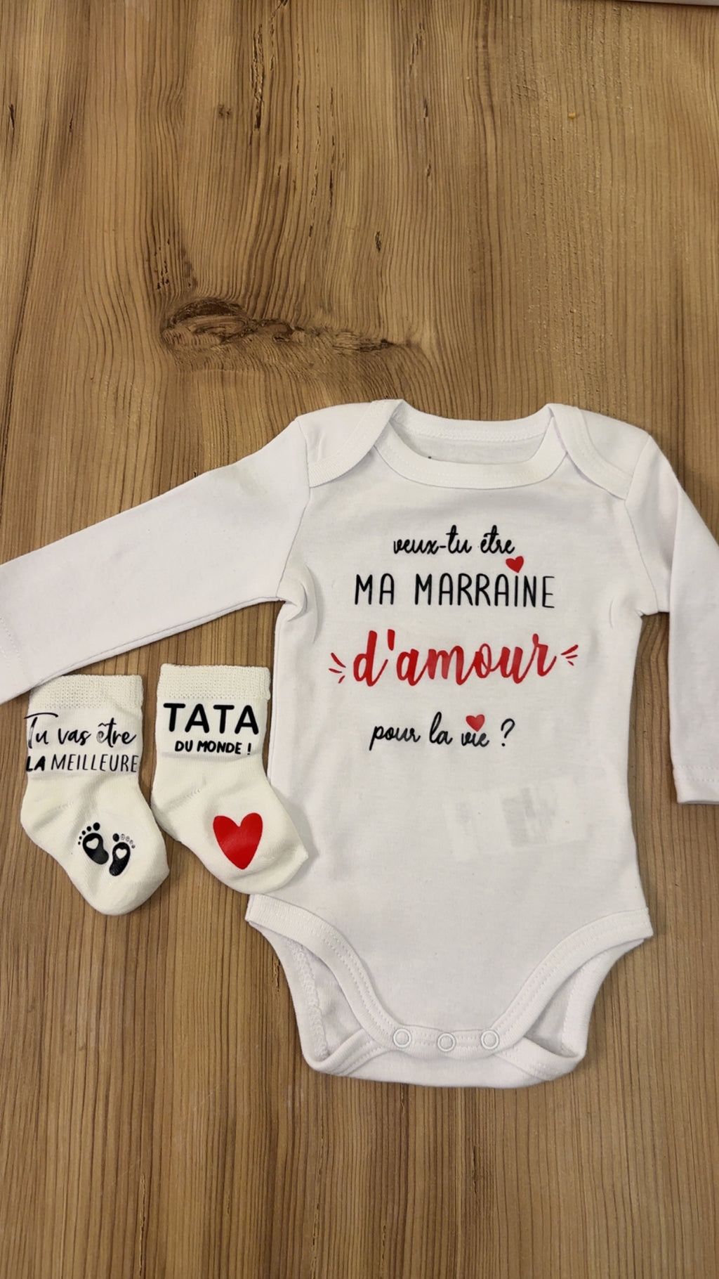 Ensemble bébé “Veux-tu être ma marraine d’amour pour la vie ?” – Body à message et chaussettes assorties | Cadeau annonce grossesse demande tata marraine original