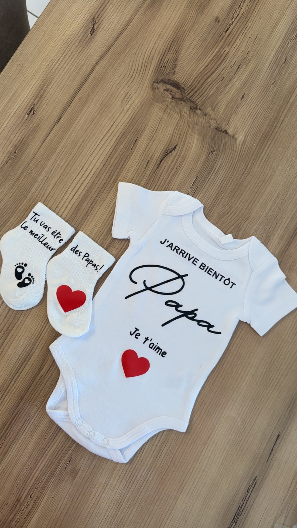 Annonce grossesse Papa – Body bébé + Chaussettes personnalisées | Cadeau futur papa | J’arrive bientôt Papa, je t’aime ❤️