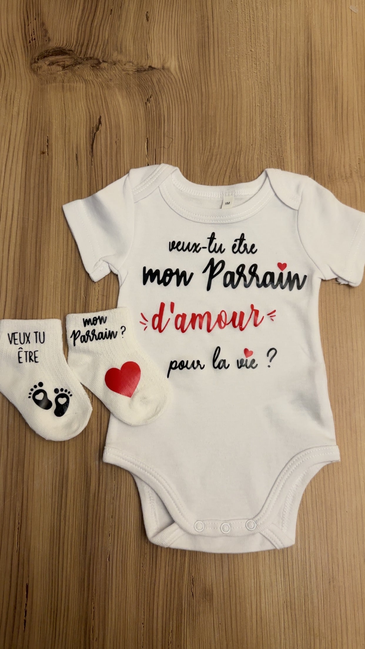 Ensemble bébé “Veux-tu être mon parrain  d’amour pour la vie ?” – Body à message et chaussettes assorties | Cadeau annonce grossesse demande parrain original