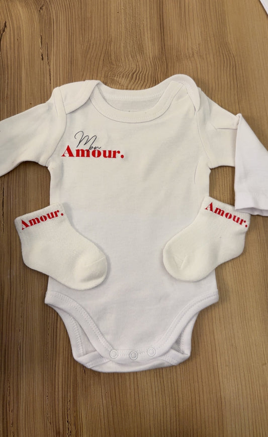 👶 Ensemble bébé « Mon Amour. » ❤️ – Body manches longues + chaussettes assorties – Cadeau naissance chic et minimaliste mixte