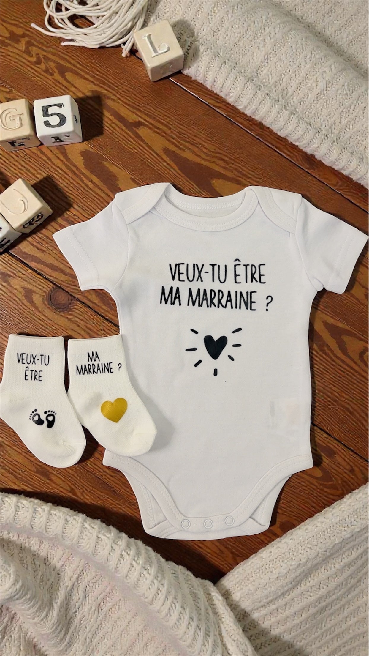 Ensemble bébé bodie et chaussette “Veux-tu être ma marraine ?” – Body à message et chaussettes assorties | Cadeau annonce grossesse demande marraine annonce grooriginal