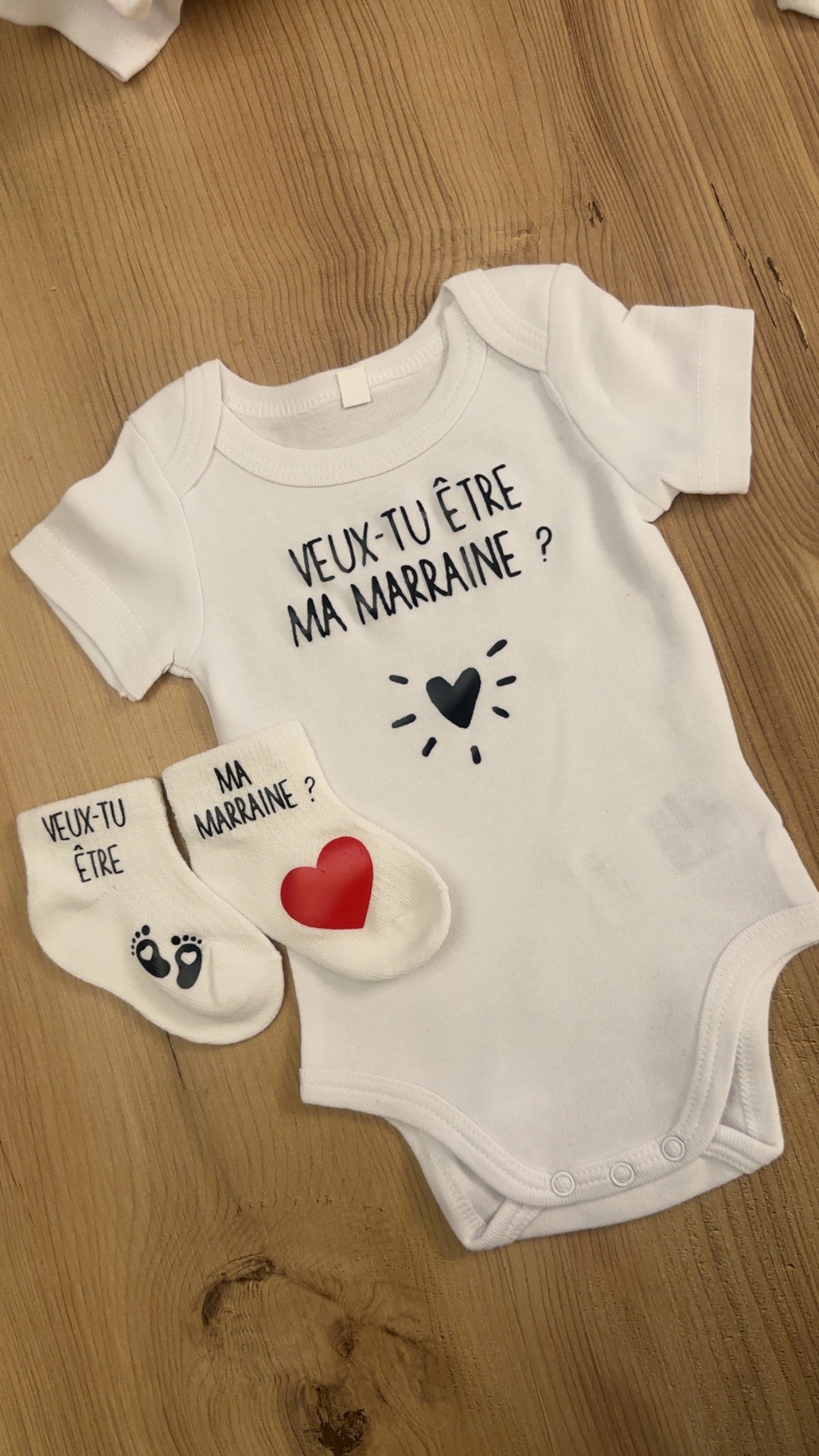 Ensemble bébé “Veux-tu être ma marraine ?” – Body à message et chaussettes assorties | Cadeau annonce grossesse demande marraine annonce grooriginal