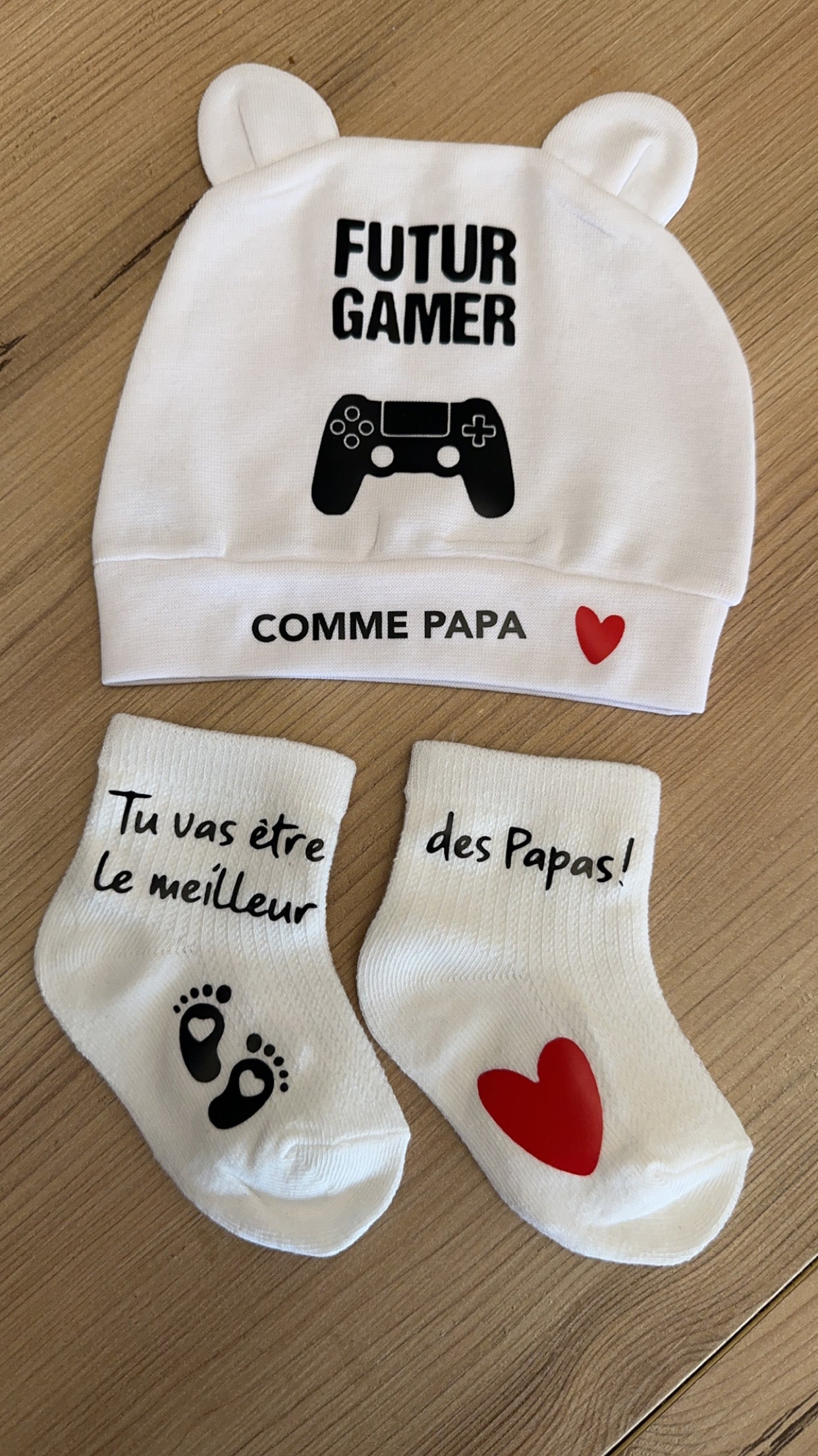 Ensemble Bébé “Futur Gamer comme Papa” 👶🎮 – Bonnet + Chaussettes Annonce de Grossesse Originales