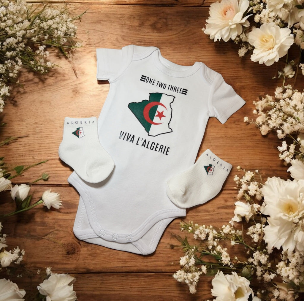 Ensemble Bébé Algérie – Body + Chaussettes “Viva l’Algérie” – Cadeau Naissance Algérien, Tenue Bébé Drapeau Algérien, Baby Shower