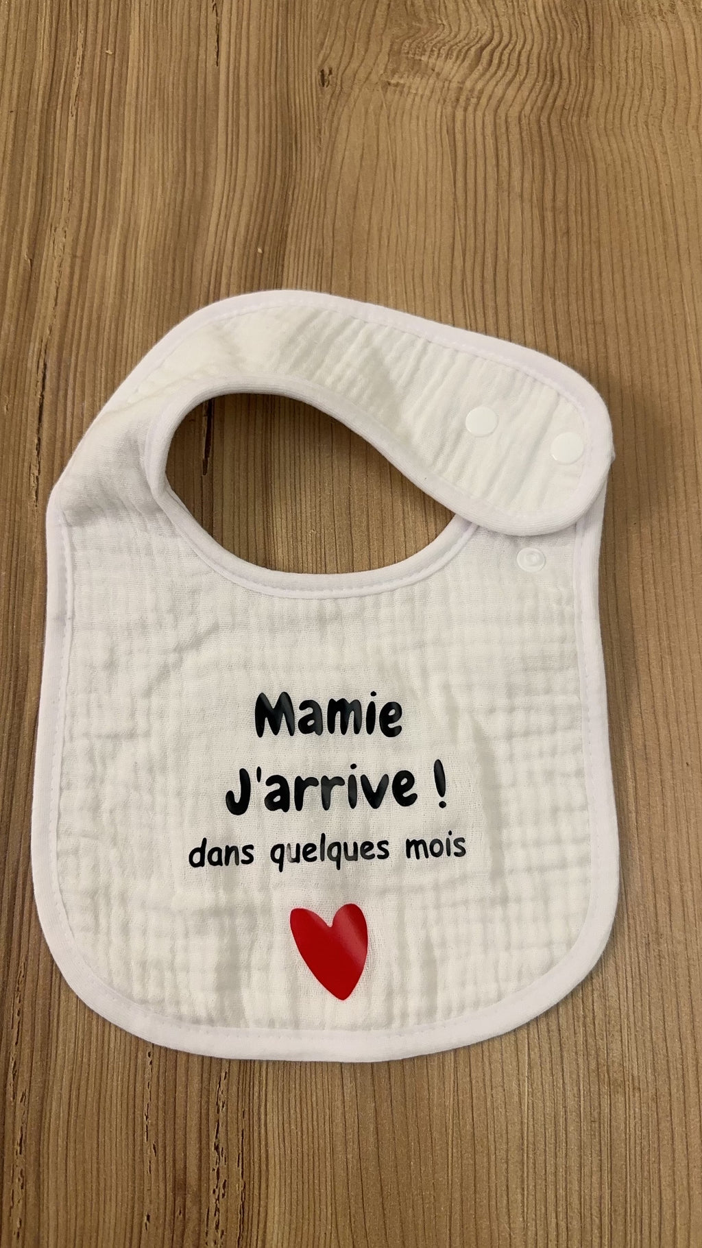 Bavoir annonce grossesse “Mamie j’arrive !” ❤️ – Cadeau future grand-mère original