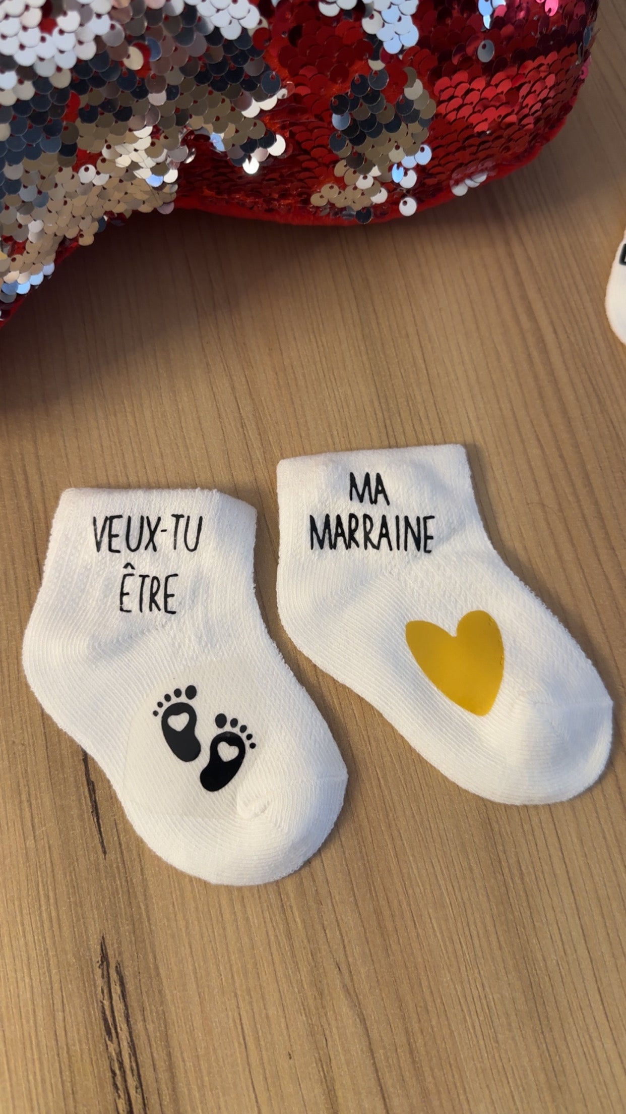 Chaussettes bébé personnalisées “Veux-tu être ma marraine ?” – Cadeau annonce marraine original