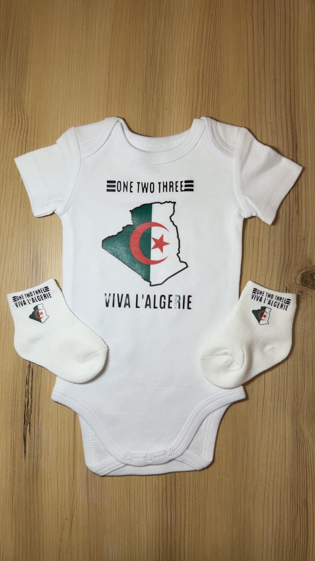 Ensemble Bébé Algérie – Body + Chaussettes “Viva l’Algérie” – Cadeau Naissance Algérien, Tenue Bébé Drapeau Algérien, Baby Shower