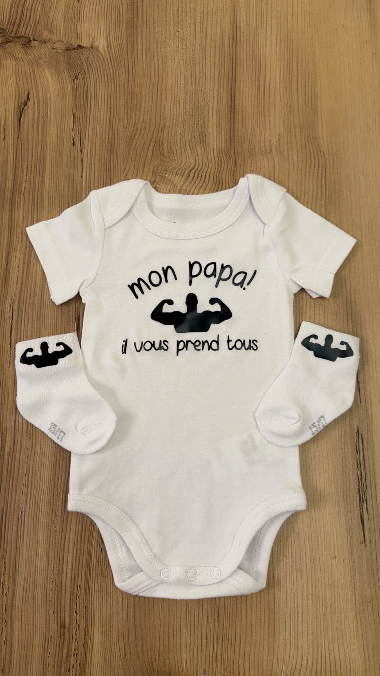 Body bébé “Mon papa il vous prend tous” + chaussettes assorties – Cadeau naissance original – Idée cadeau papa bébé