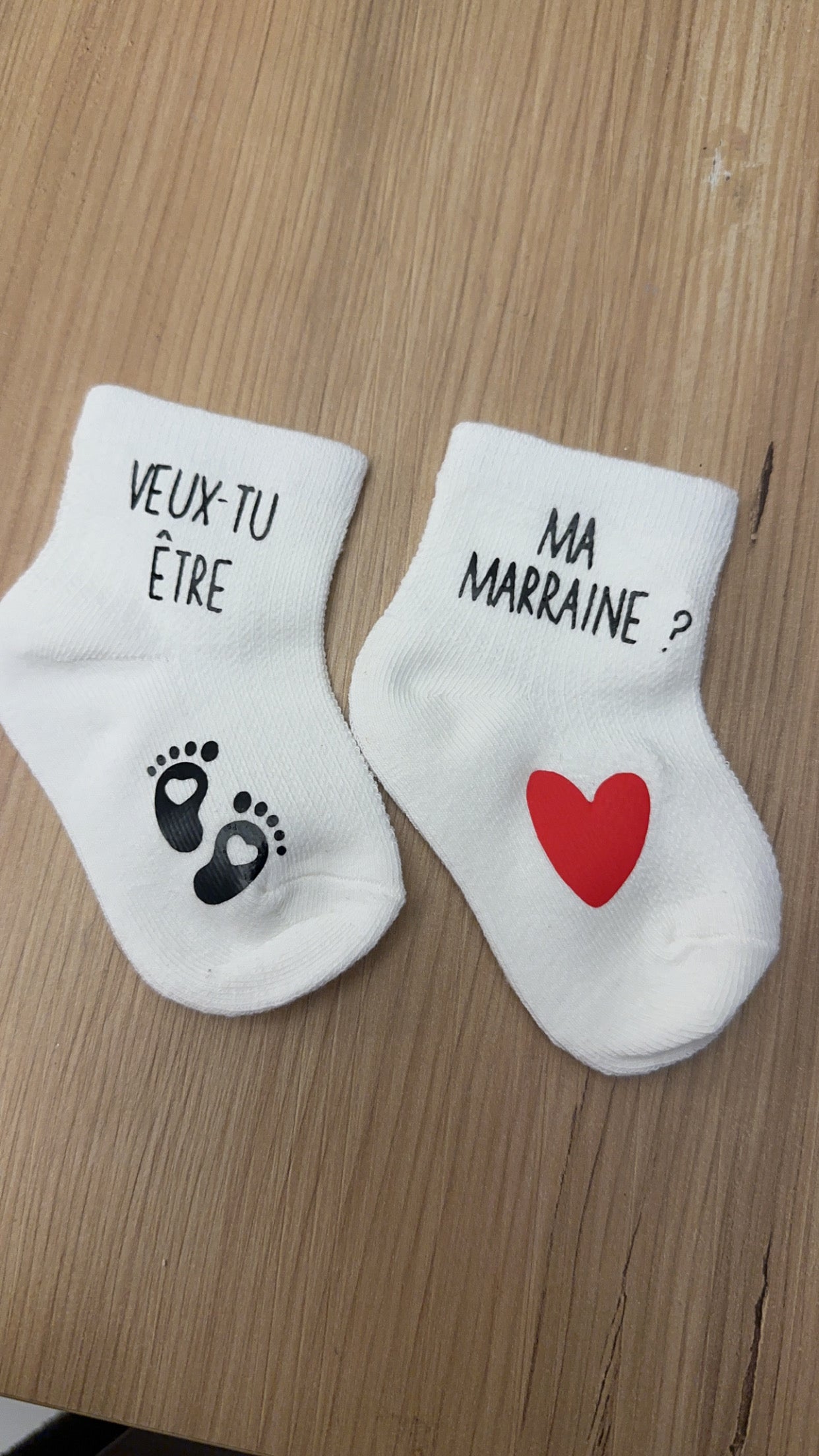 Chaussettes bébé personnalisées “Veux-tu être ma marraine ?” – Cadeau annonce marraine original