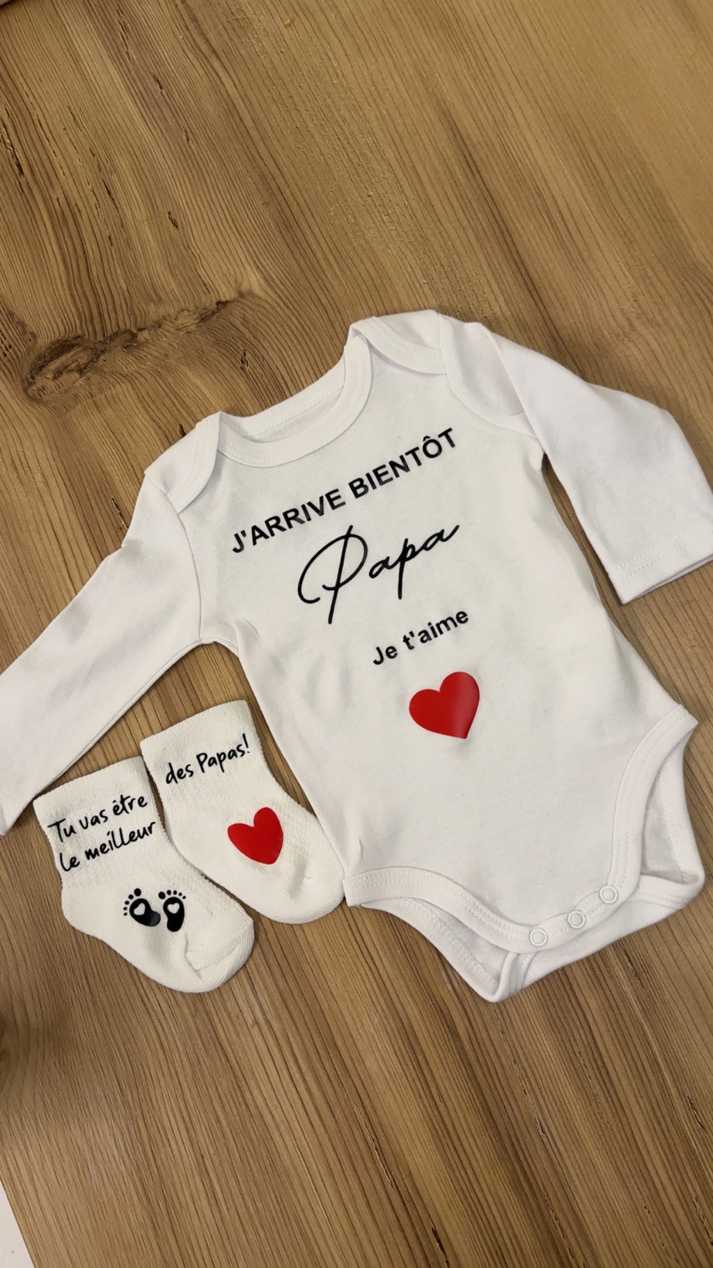 Annonce grossesse Papa – Body bébé + Chaussettes personnalisées | Cadeau futur papa | J’arrive bientôt Papa, je t’aime ❤️