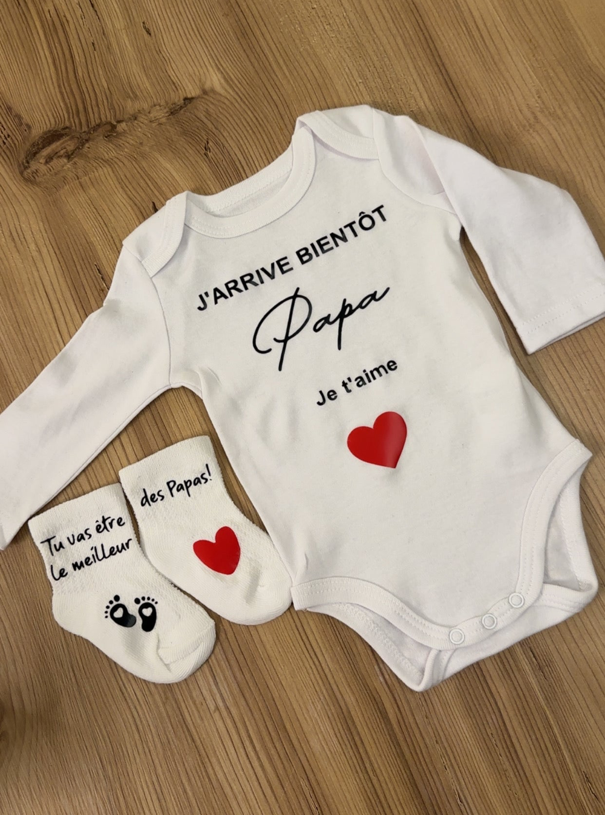 Annonce grossesse Papa – Body bébé + Chaussettes personnalisées | Cadeau futur papa | J’arrive bientôt Papa, je t’aime ❤️