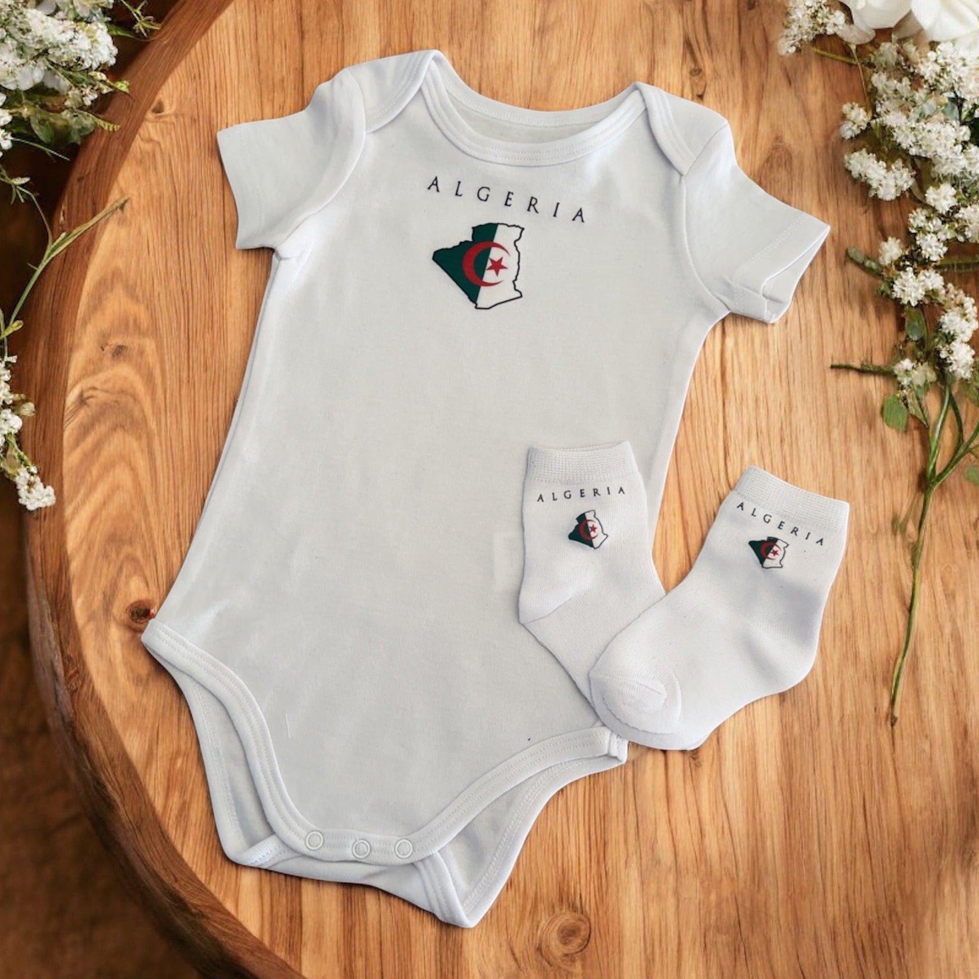 Ensemble Bébé Algérie – Body & Chaussettes Naissance – Cadeau Bébé Algérien – Tenue Bébé Drapeau Algérie – Baby Shower