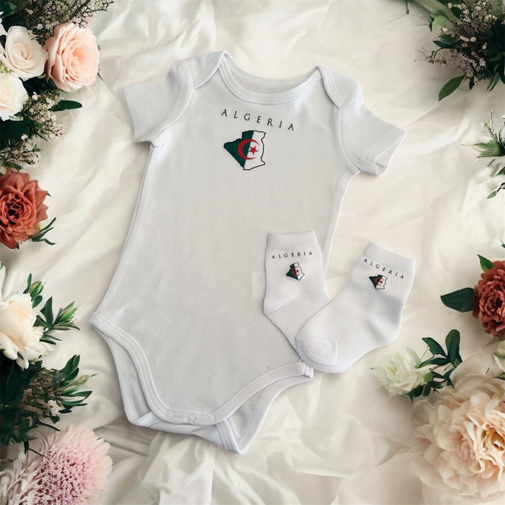 Ensemble Bébé Algérie – Body & Chaussettes Naissance – Cadeau Bébé Algérien – Tenue Bébé Drapeau Algérie – Baby Shower