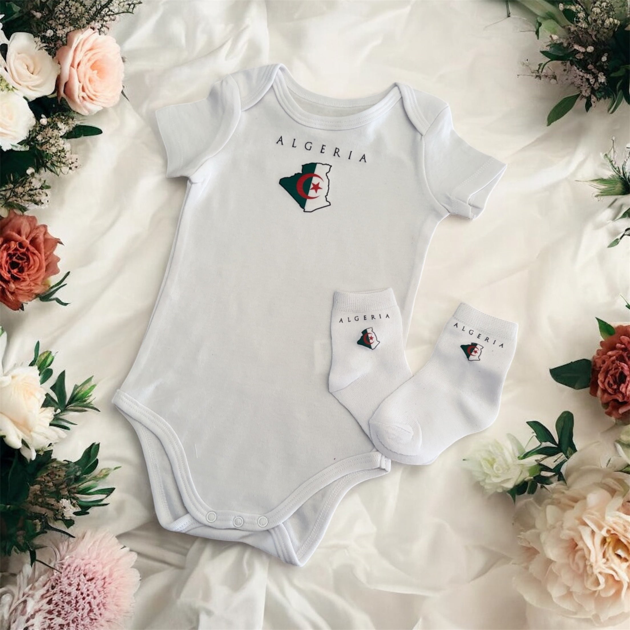 Ensemble Bébé Algérie – Body & Chaussettes Naissance – Cadeau Bébé Algérien – Tenue Bébé Drapeau Algérie – Baby Shower