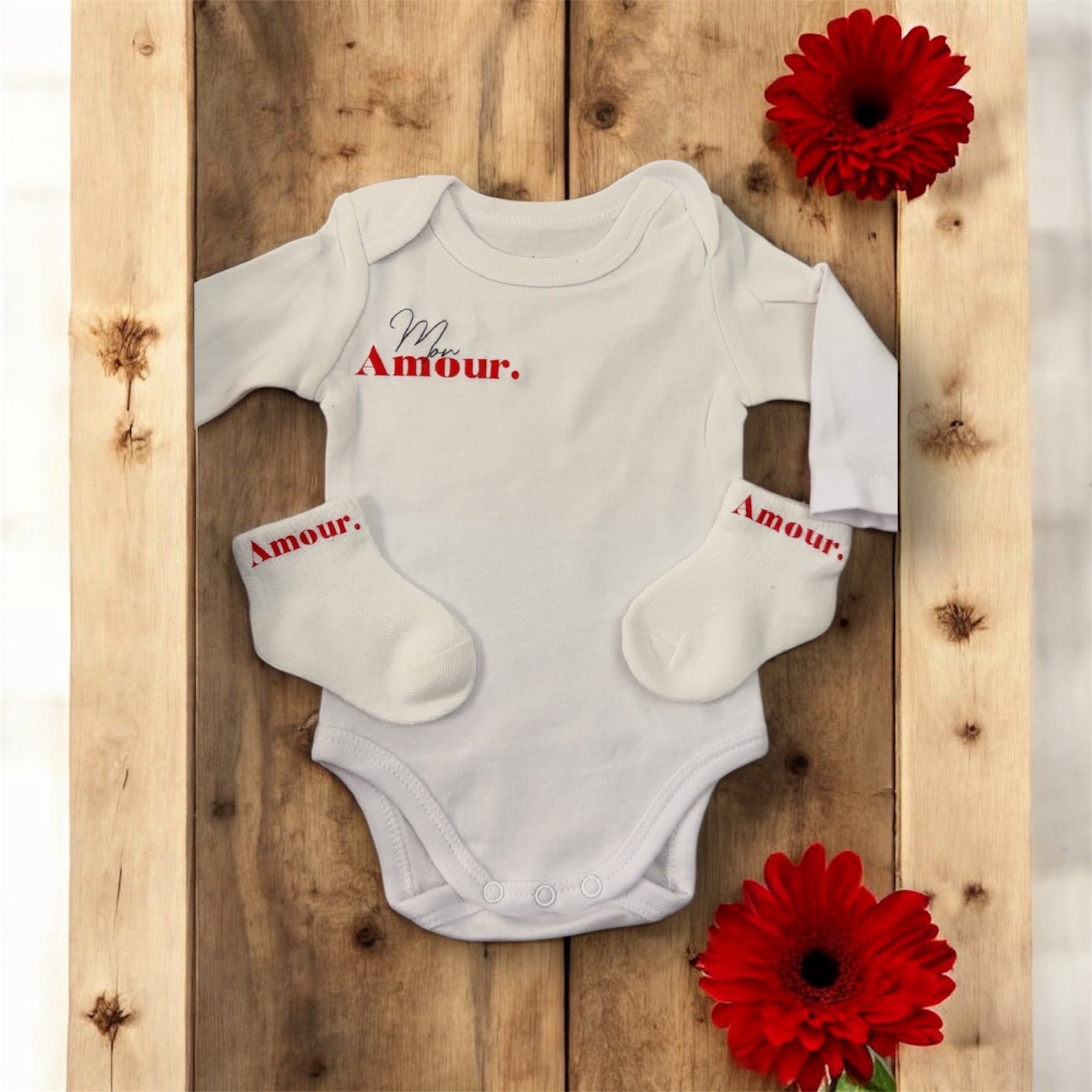 👶 Ensemble bébé « Mon Amour. » ❤️ – Body manches longues + chaussettes assorties – Cadeau naissance chic et minimaliste mixte