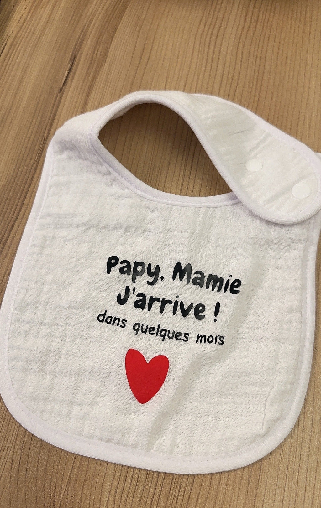 🍼 Bavoir annonce grossesse “Papy, Mamie j’arrive dans quelques mois” ❤️ – Cadeau futur grands-parents original
