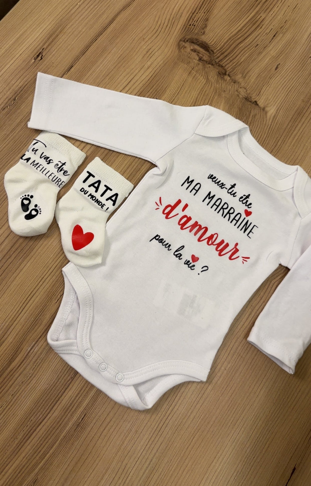 Ensemble bébé “Veux-tu être ma marraine d’amour pour la vie ?” – Body à message et chaussettes assorties | Cadeau annonce grossesse demande tata marraine original