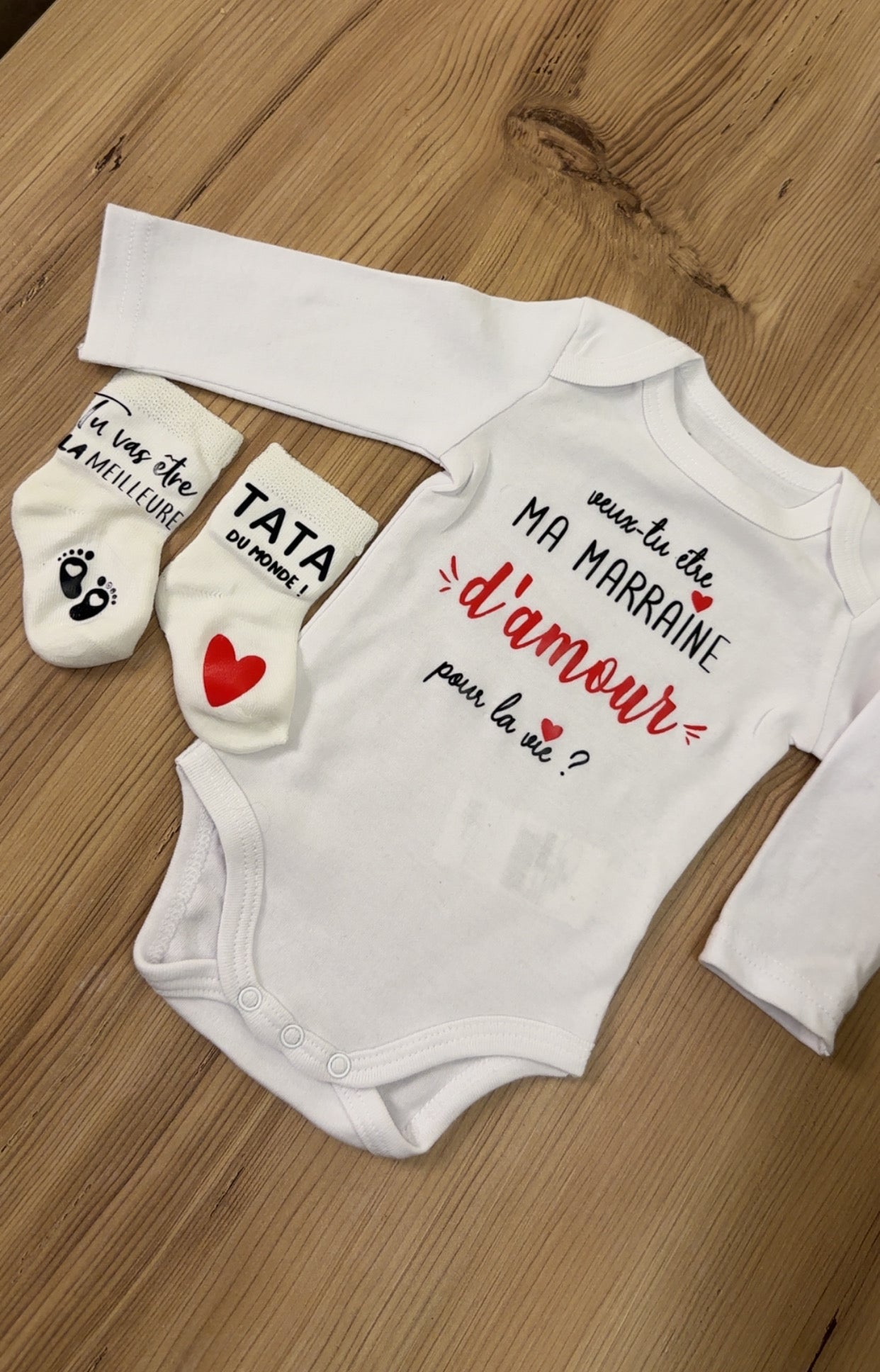 Ensemble bébé “Veux-tu être ma marraine d’amour pour la vie ?” – Body à message et chaussettes assorties | Cadeau annonce grossesse demande tata marraine original