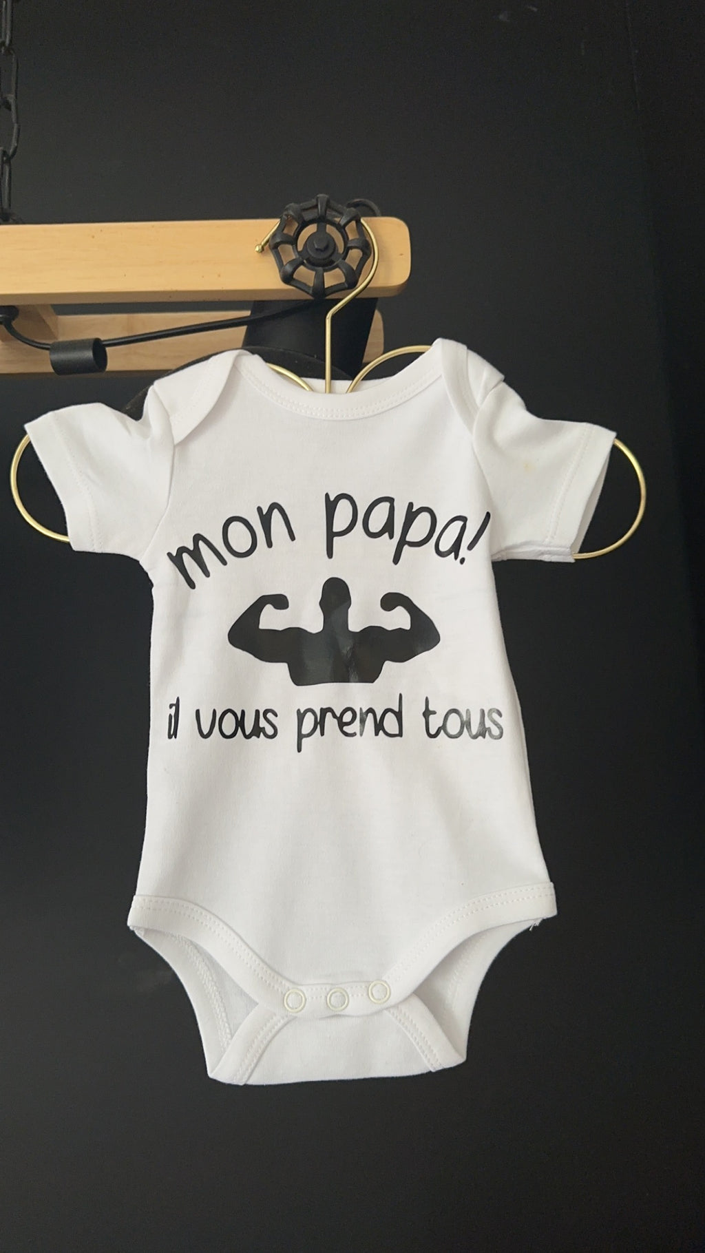 Body bébé “Mon papa il vous prend tous” – Cadeau humour original – Idée cadeau papa bébé