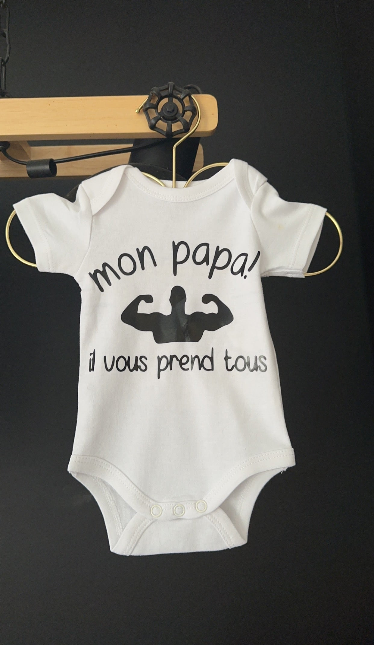 Body bébé “Mon papa il vous prend tous” – Cadeau humour original – Idée cadeau papa bébé