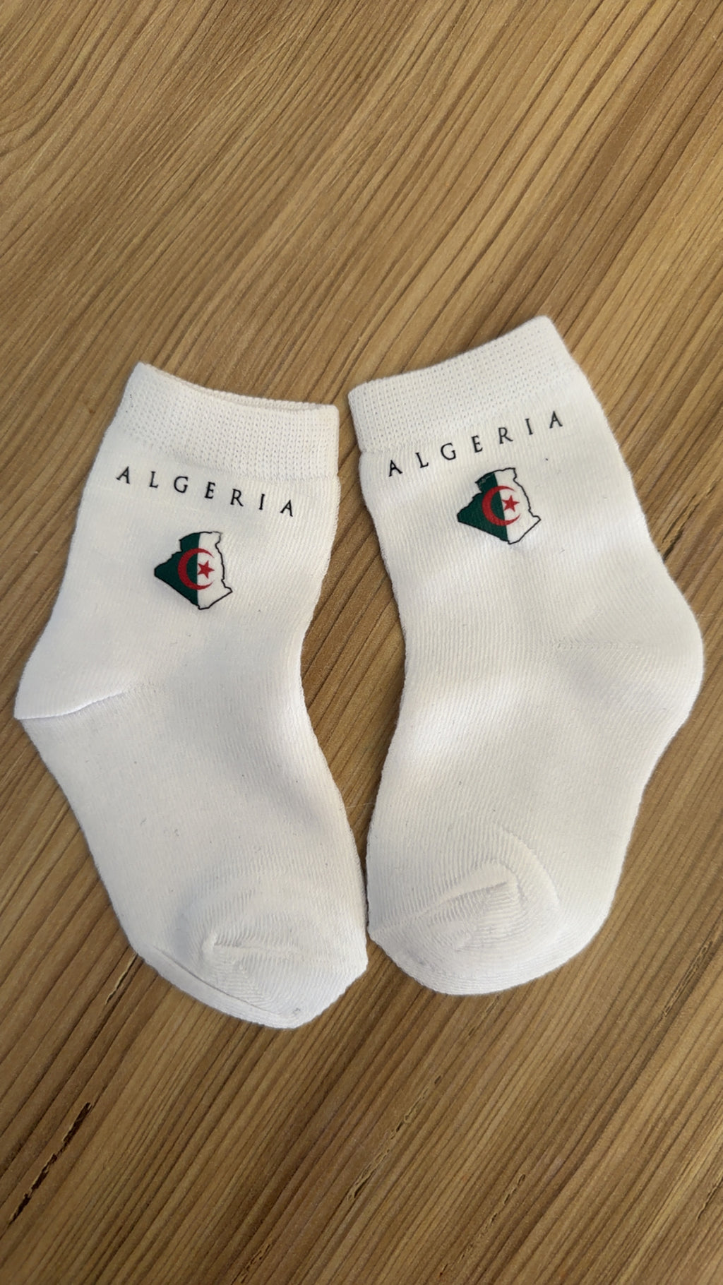 Ensemble Bébé Algérie – Body & Chaussettes Naissance – Cadeau Bébé Algérien – Tenue Bébé Drapeau Algérie – Baby Shower