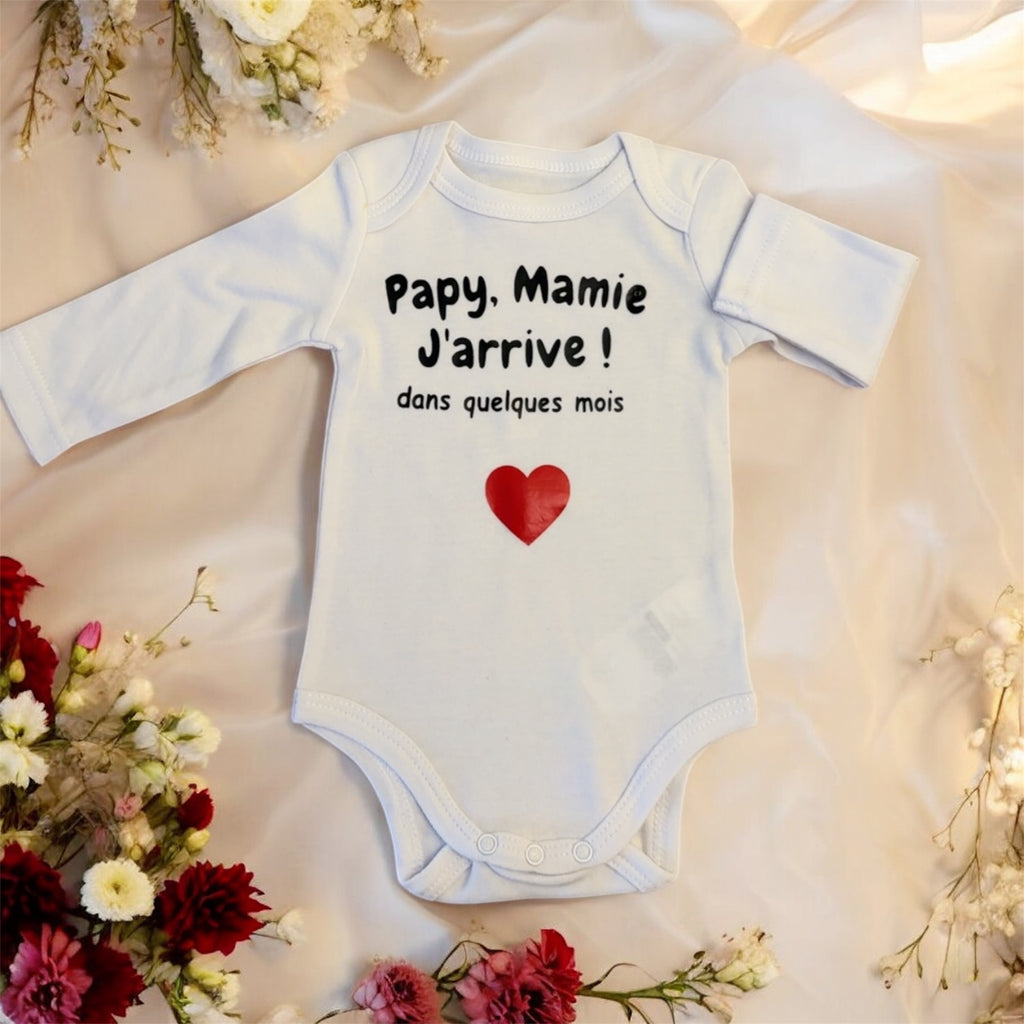 Body bébé “Papy, Mamie… j’arrive dans quelques mois ❤️” – Annonce grossesse originale et émotive
