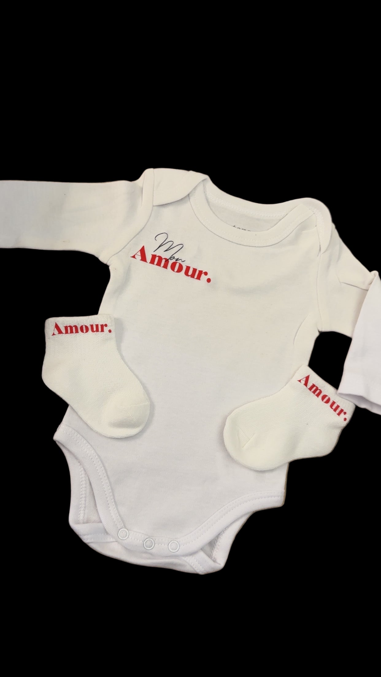 👶 Ensemble bébé « Mon Amour. » ❤️ – Body manches longues + chaussettes assorties – Cadeau naissance chic et minimaliste mixte