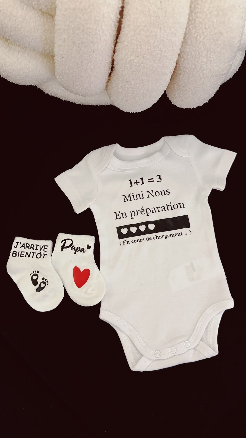 Ensemble bébé “1 + 1 = 3 – Mini nous en préparation” – Body et chaussettes assorties | Cadeau annonce grossesse cadeau original pour futur papa