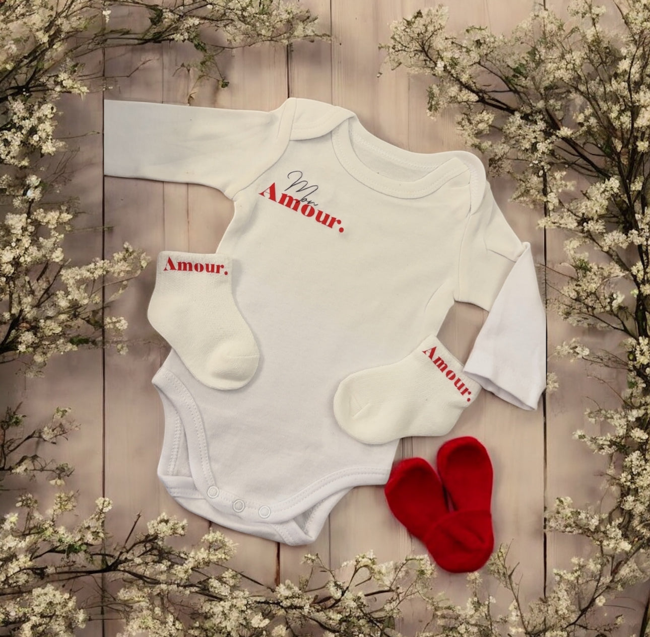 👶 Ensemble bébé « Mon Amour. » ❤️ – Body manches longues + chaussettes assorties – Cadeau naissance chic et minimaliste mixte