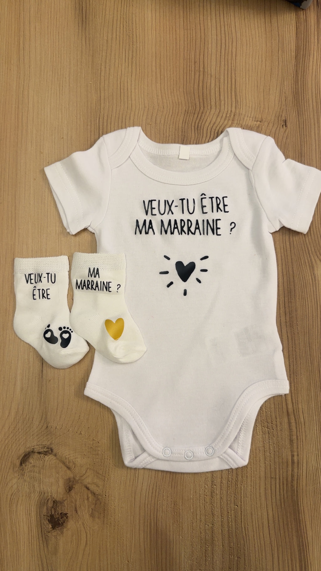 Ensemble bébé bodie et chaussette “Veux-tu être ma marraine ?” – Body à message et chaussettes assorties | Cadeau annonce grossesse demande marraine annonce grooriginal