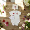 Ensemble bébé supporter Tunisie – Body + Bonnet + Chaussettes | Cadeau naissance | Tenue bébé football tunisien