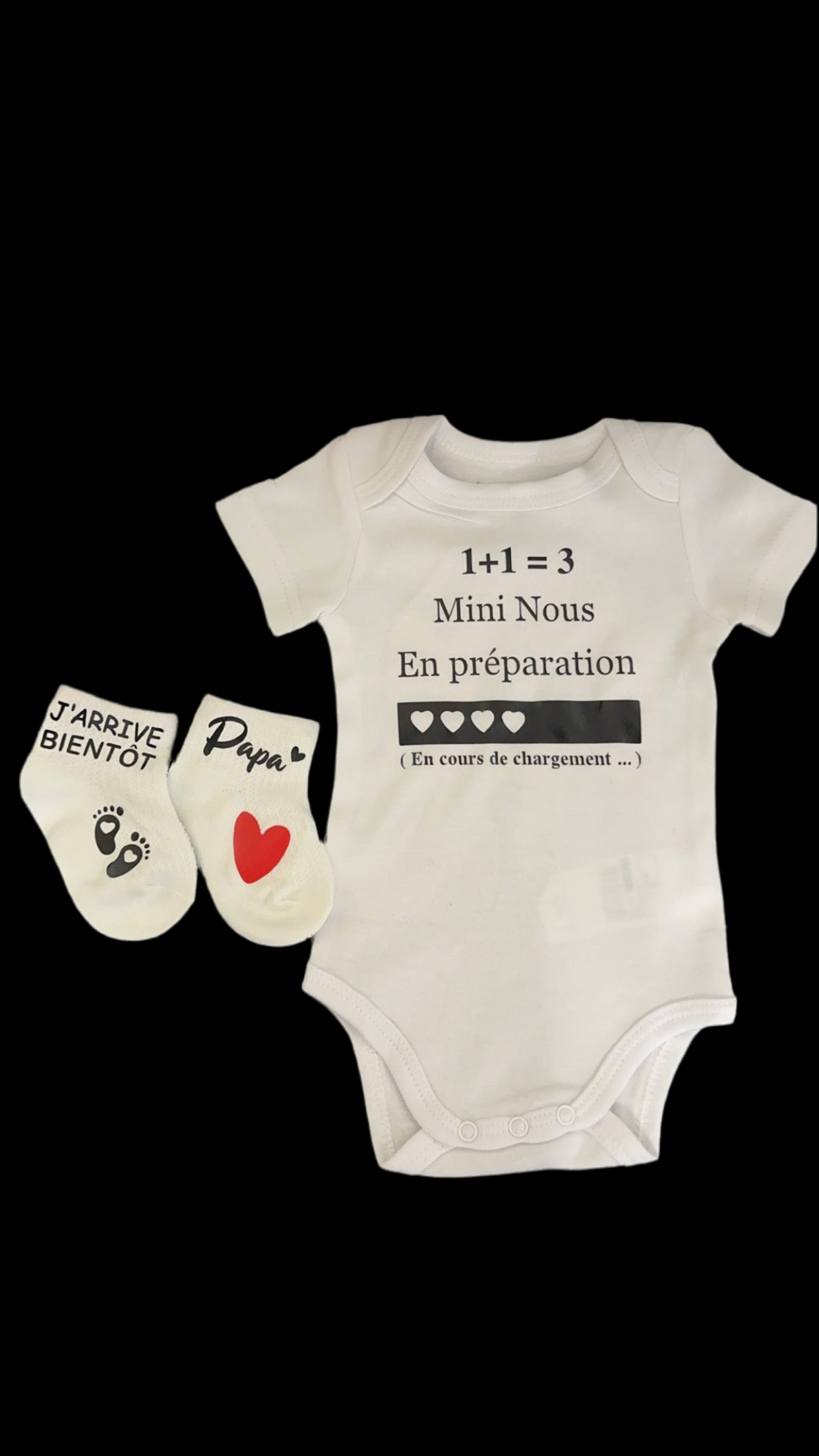 Ensemble bébé “1 + 1 = 3 – Mini nous en préparation” – Body et chaussettes assorties | Cadeau annonce grossesse cadeau original pour futur papa