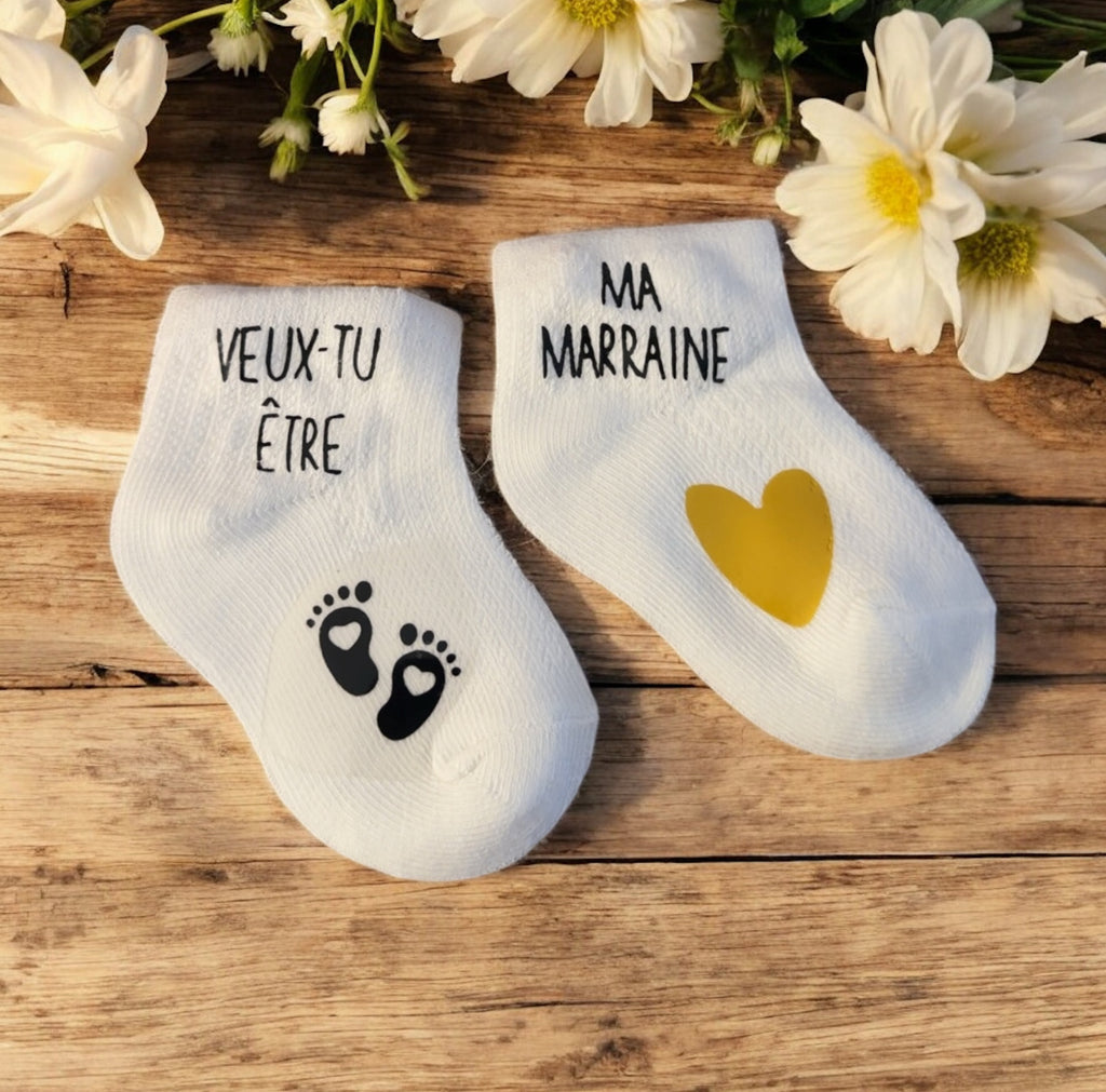 Chaussettes bébé personnalisées “Veux-tu être ma marraine ?” – Cadeau annonce marraine original