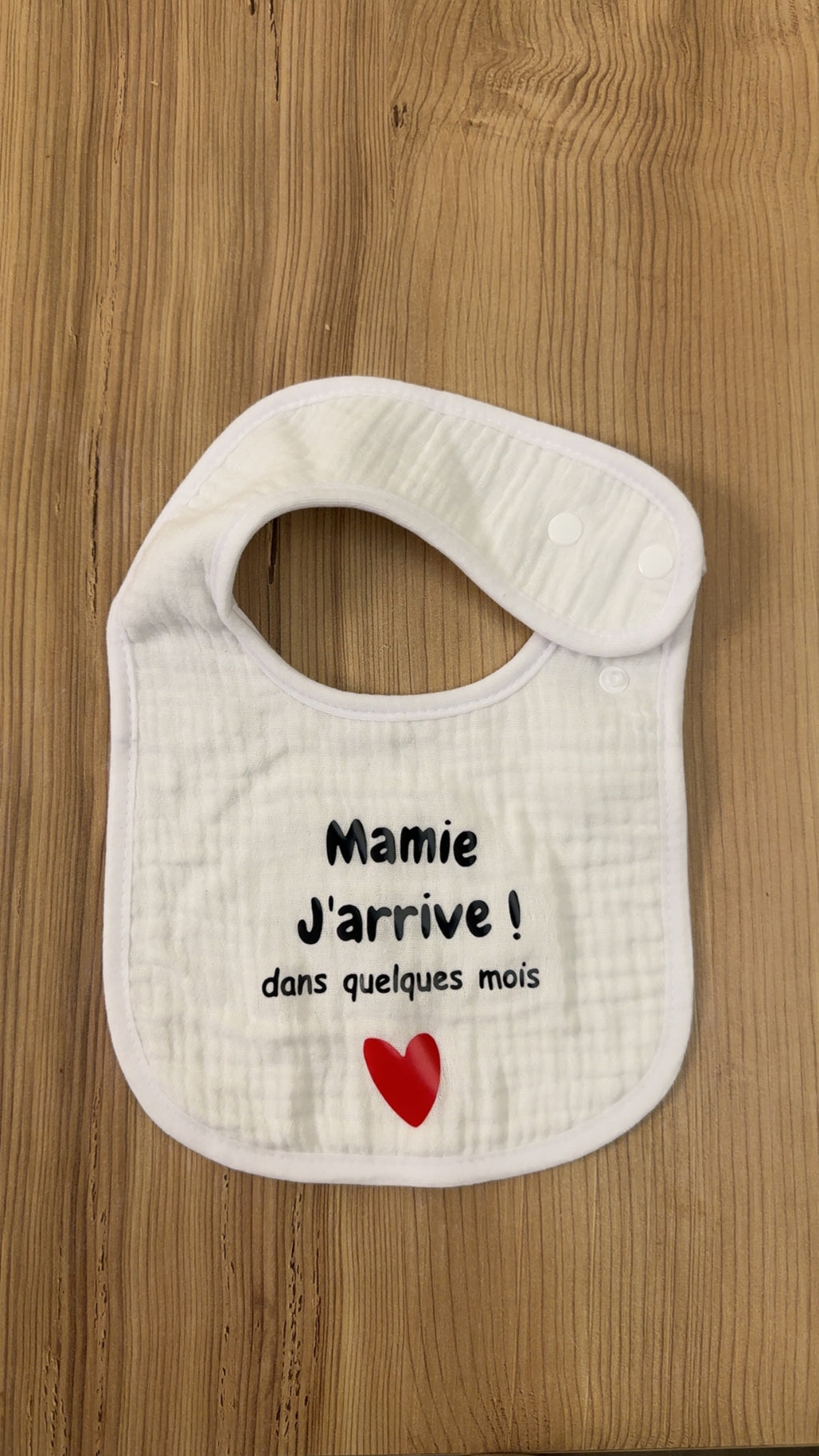 Bavoir annonce grossesse “Mamie j’arrive !” ❤️ – Cadeau future grand-mère original