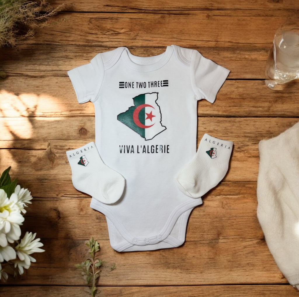 Ensemble Bébé Algérie – Body + Chaussettes “Viva l’Algérie” – Cadeau Naissance Algérien, Tenue Bébé Drapeau Algérien, Baby Shower