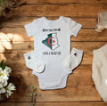 Ensemble Bébé Algérie – Body + Chaussettes “Viva l’Algérie” – Cadeau Naissance Algérien, Tenue Bébé Drapeau Algérien, Baby Shower