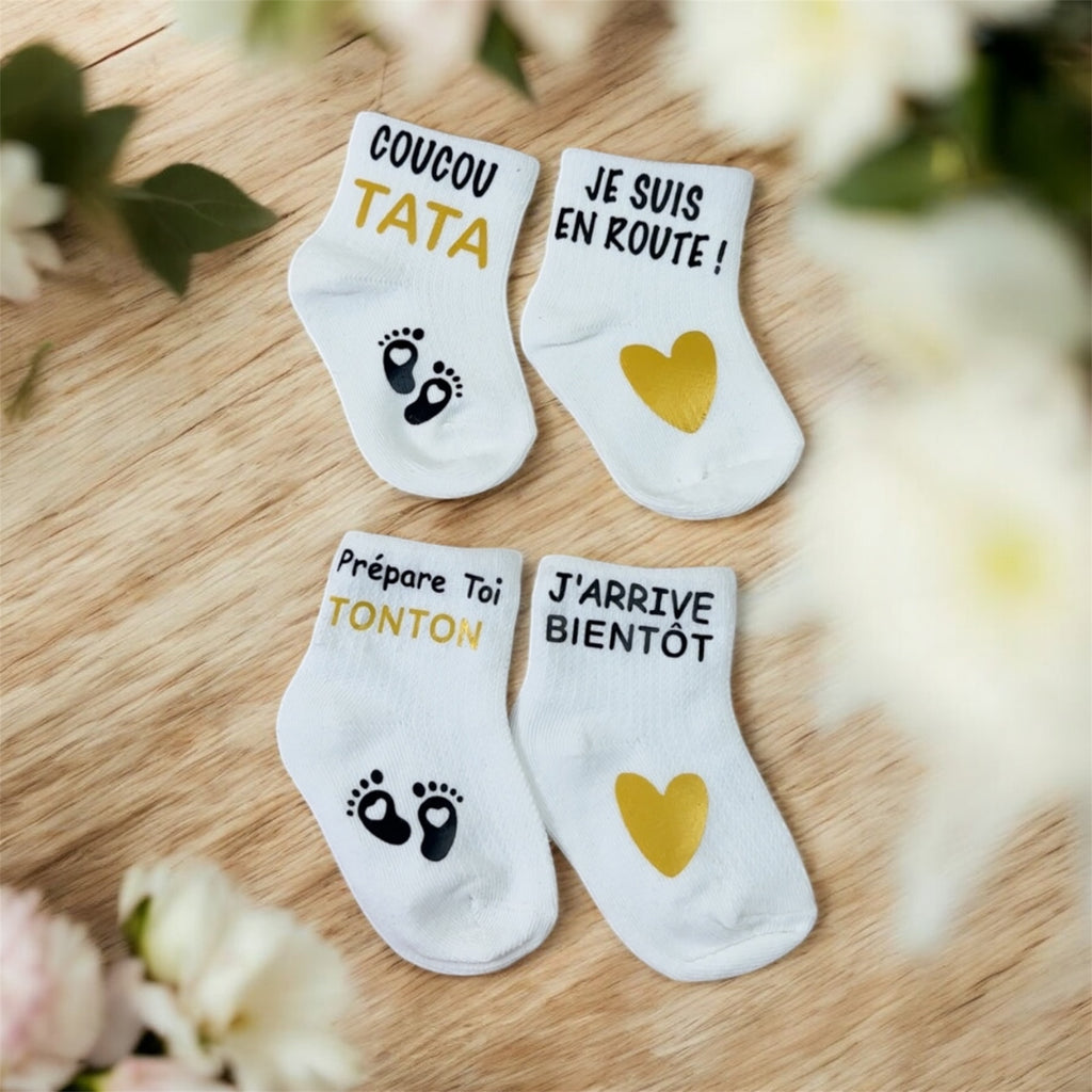 🍼 Lot de 2 paires de chaussettes annonce grossesse  futur tonton et tata – “coucou Tata je suis en route / prépare toi Tonton j’arrive bientôt ” – Cadeau révélation original 💛