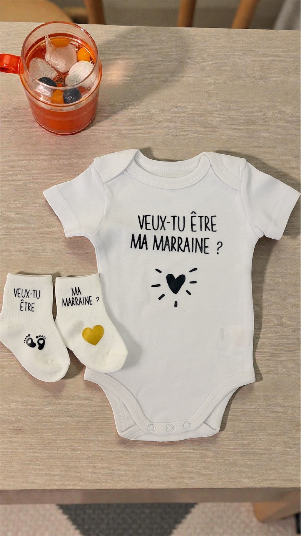 Ensemble bébé bodie et chaussette “Veux-tu être ma marraine ?” – Body à message et chaussettes assorties | Cadeau annonce grossesse demande marraine annonce grooriginal